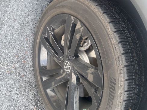 Used 2023 Volkswagen Tiguan SE R-Line image 4