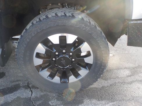 Used 2020 Chevrolet Silverado 2500 Custom w/ Custom Value Package image 2