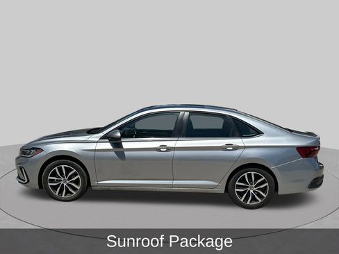 Used 2025 Volkswagen Jetta SE FWD image 2
