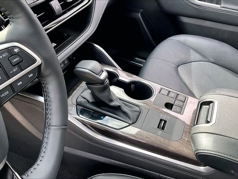 Used 2024 Toyota Highlander Limited image 15