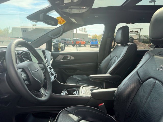 Used 2025 Chrysler Pacifica Limited FWD image 31