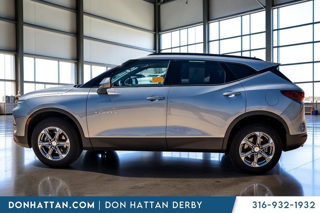 Used 2023 Chevrolet Blazer LT w/ Convenience Package FWD image 2