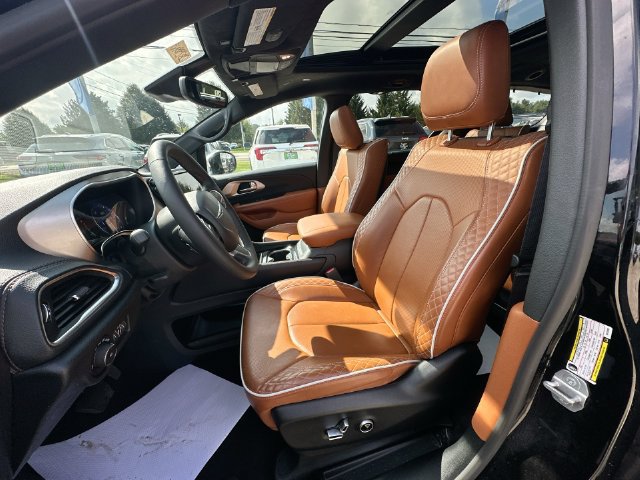 Used 2024 Chrysler Pacifica Pinnacle AWD/4WD image 30