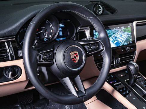 Certified 2025 Porsche Macan image 17