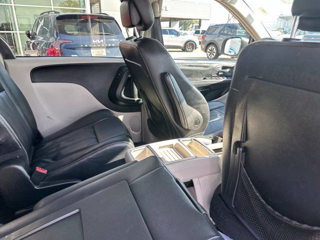 Used 2015 Chrysler Town & Country Touring FWD image 14