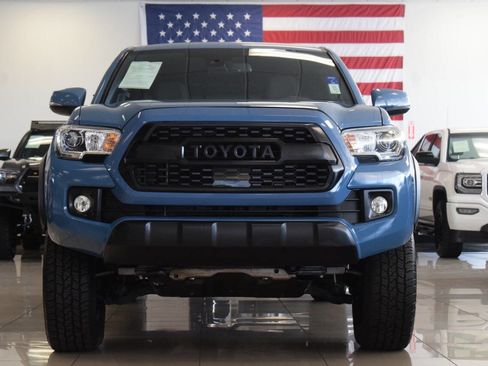 Used 2019 Toyota Tacoma TRD Off-Road w/ Technology Package AWD/4WD image 2