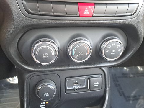 Used 2015 Jeep Renegade Sport w/ Power & Air Group image 20