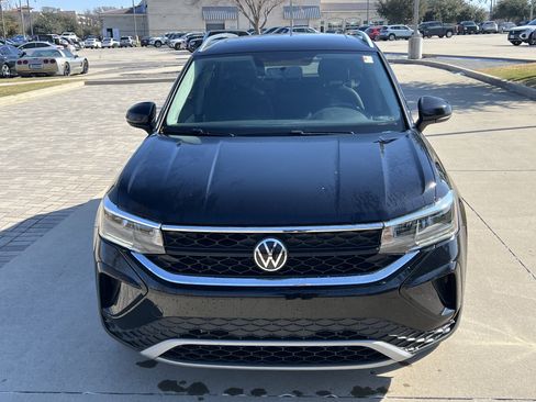 Used 2022 Volkswagen Taos SE w/ Panoramic Sunroof Package image 3