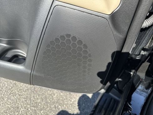 Used 2023 Nissan Armada SL w/ Captain's Chairs Package image 28