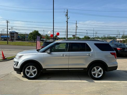 Used 2017 Ford Explorer XLT AWD/4WD image 7