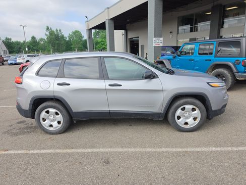Used 2017 Jeep Cherokee Sport AWD/4WD image 2