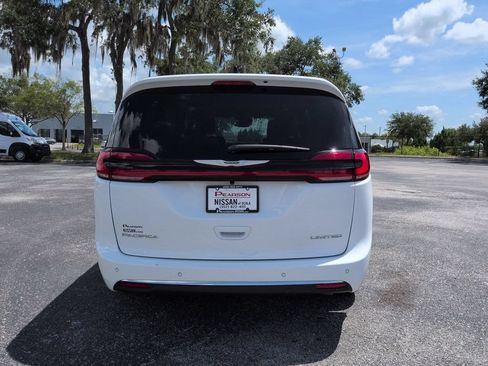 Used 2026 Chrysler Pacifica Limited FWD image 5