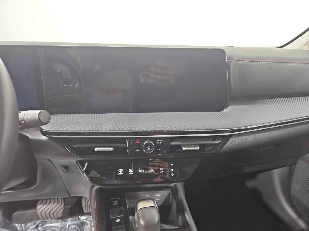 Certified 2025 Nissan Kicks SR FWD image 20