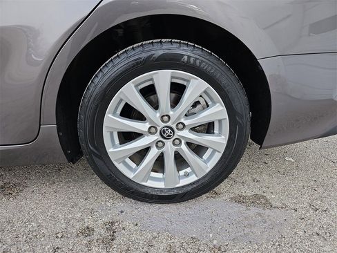 Used 2018 Toyota Camry LE image 32