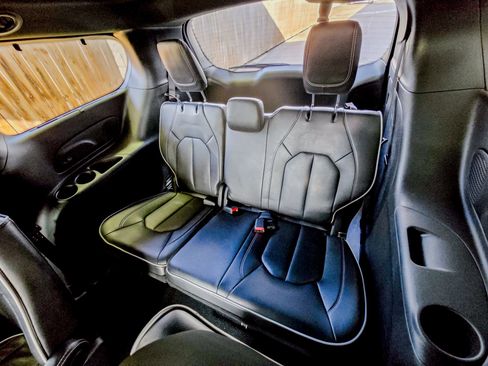 Used 2025 Chrysler Pacifica Limited image 26