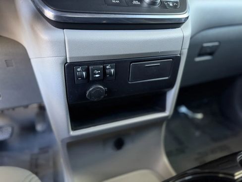 Used 2019 Toyota Sienna XLE w/ XLE Navigation Package FWD image 42