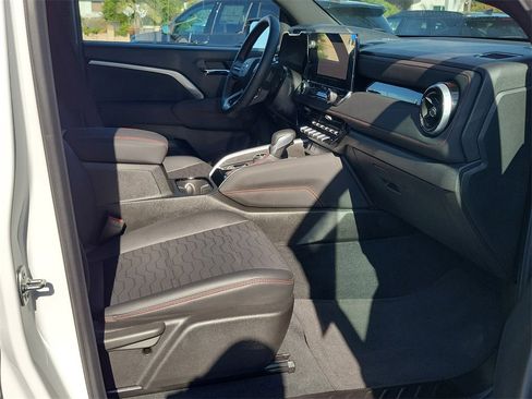 Used 2025 Chevrolet Colorado Z71 w/ Midnight Edition image 17