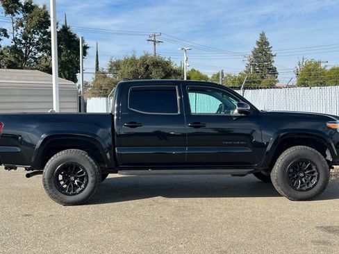 Used 2021 Toyota Tacoma SR5 w/ Technology Package AWD/4WD image 6