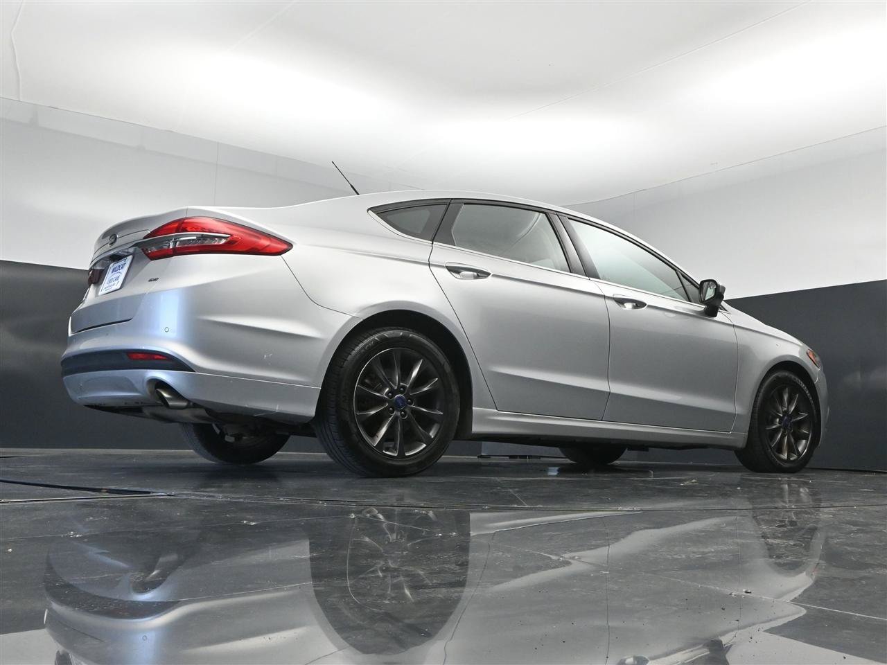 Used 2017 Ford Fusion SE w/ Fusion SE Technology Package FWD image 31
