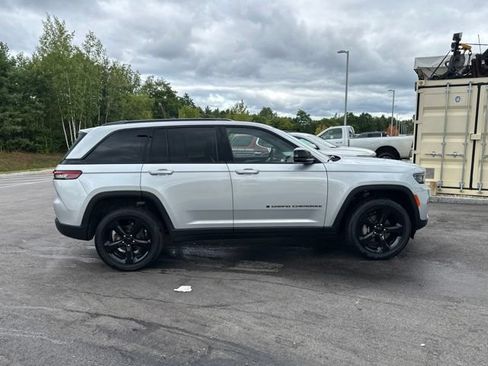 Used 2023 Jeep Grand Cherokee Altitude AWD/4WD image 6