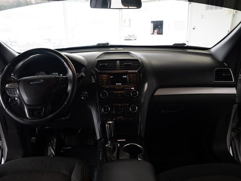 Used 2017 Ford Explorer XLT FWD image 14