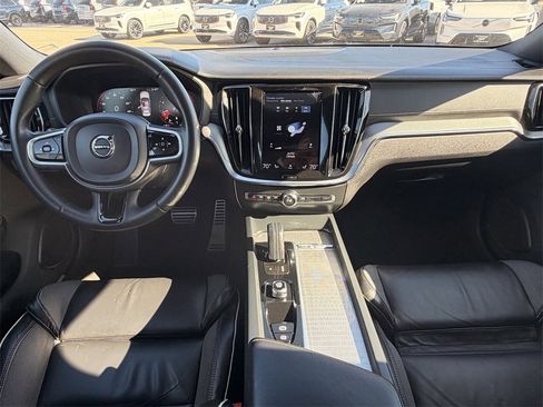 Used 2022 Volvo S60 B5 R-Design image 24