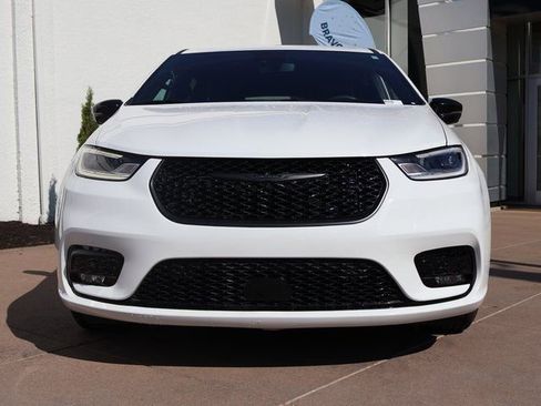 Used 2024 Chrysler Pacifica Limited FWD image 4