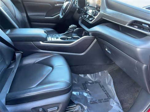 Used 2021 Toyota Highlander XLE image 32