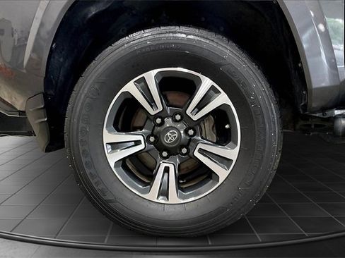 Used 2018 Toyota Tacoma TRD Sport image 9