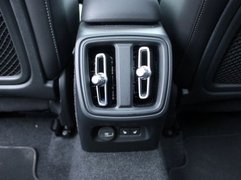 Used 2025 Volvo XC40 B5 Plus image 36