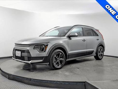 Used 2025 Kia Niro LX FWD image 2