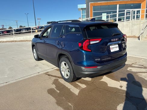 Used 2023 GMC Terrain SLE w/ Driver Convenience Package image 3