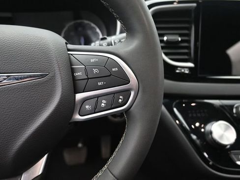 Used 2025 Chrysler Pacifica Select image 31