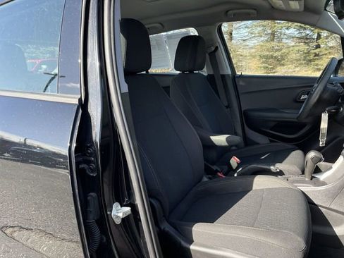 Used 2019 Chevrolet Trax LS image 28