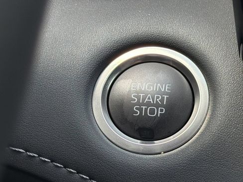 Used 2025 Toyota Highlander XLE FWD image 24
