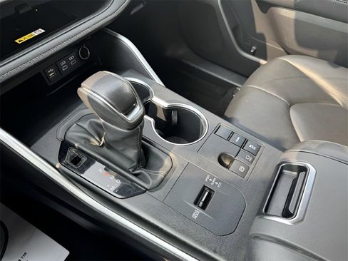 Used 2023 Toyota Highlander XLE image 24