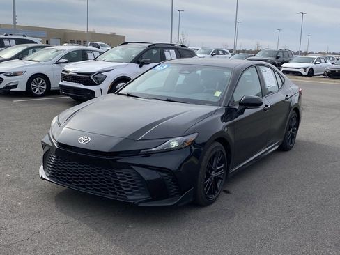 Used 2025 Toyota Camry SE image 3