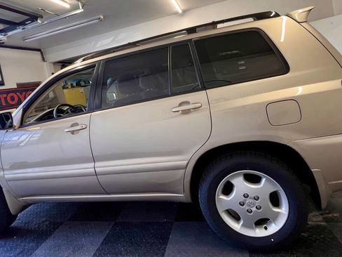 Used 2005 Toyota Highlander 4WD V6 w/ 3rd Row image 6
