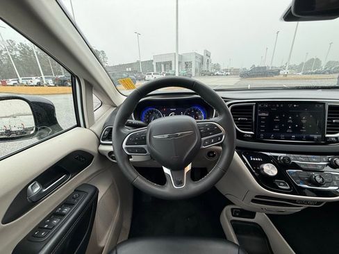 Used 2024 Chrysler Pacifica Touring-L image 14