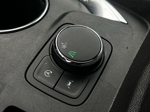 Used 2023 Chevrolet Traverse LT image 30