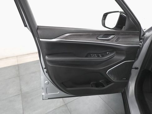 Used 2023 Jeep Grand Cherokee L Limited w/ Luxury Tech Group II image 7