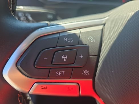 Used 2023 Volkswagen Tiguan SE AWD/4WD image 16