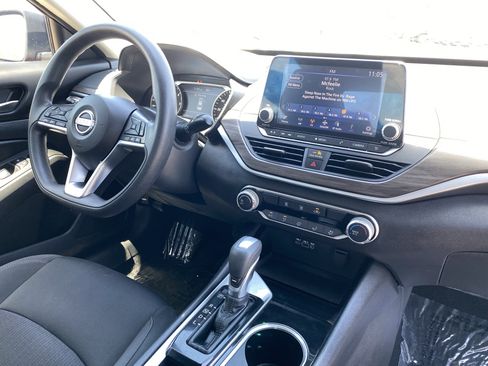 Used 2024 Nissan Altima 2.5 SV FWD image 12