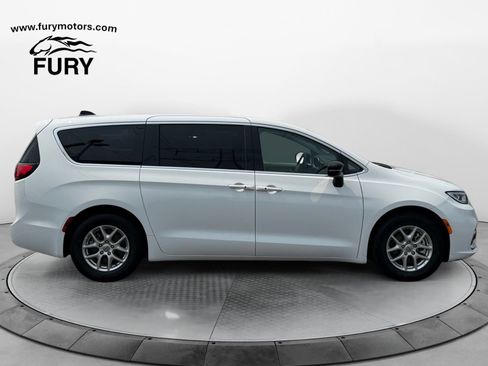 Used 2024 Chrysler Pacifica Touring-L FWD image 2