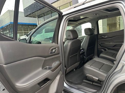 Used 2022 GMC Acadia SLT w/ Elevation Edition image 16