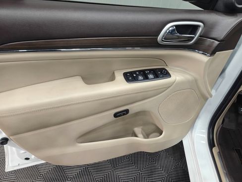 Used 2018 Jeep Grand Cherokee Overland AWD/4WD image 60