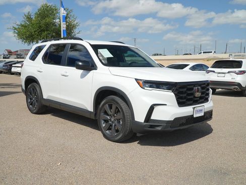 Used 2025 Honda Pilot Sport image 3
