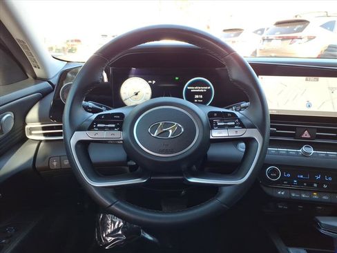 Certified 2022 Hyundai Elantra Limited image 17