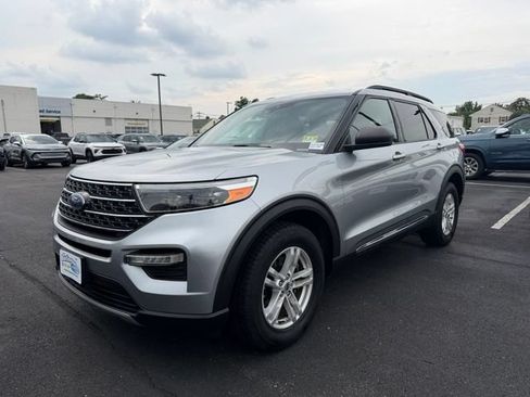 Used 2020 Ford Explorer XLT w/ Equipment Group 202A AWD/4WD image 3