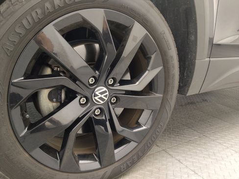 Used 2023 Volkswagen Taos SE w/ Panoramic Sunroof Package FWD image 31